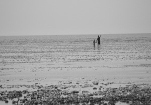 père et fils sur la plage
