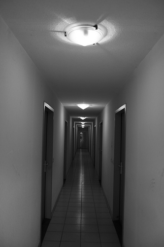 couloir-sombre-porte